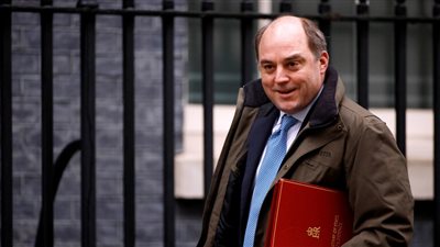 عزل وزير الدفاع البريطاني بعد إصابة رئيس الأركان بكورونا