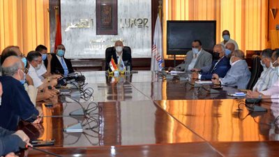 محافظ الأقصر يجتمع بمسؤولي الشركات والمنشآت السياحية