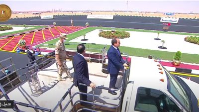 شاهد.. السيسي يتفقد اصطفاف المعدات والمركبات المشاركة في مبادرة 