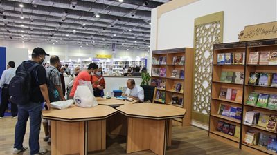 في الساعات الأولى من افتتاحه.. جناح الأزهر بمعرض الكتاب عين على التميز وأخرى على سلامة الجمهور