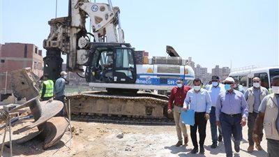 وزير النقل يتابع إزالة التعديات على حرم السكة الحديد بخط 