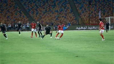 عاجل - التعادل السلبي يحسم الشوط الأول بين الأهلي وبيراميدز.. وبطاقة حمراء