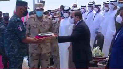 إيذانا بدخولها الخدمة.. السيسي يسلم قائد قاعدة 3 يوليو العسكرية أعلام الوحدات البحرية 