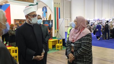 الأمين العام لمجمع البحوث الإسلامية يزور جناح الأزهر بمعرض الكتاب