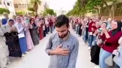 لأنه استثنائي.. طلاب صيدلة الزقازيق ينظمون ممرات شرفية تقديرًا لزميلهم