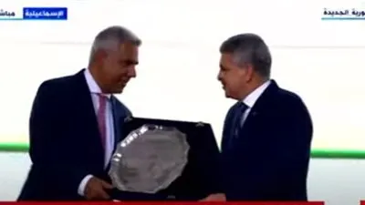 رئيس قناة السويس يهدي ممثل ملاك سفينة 