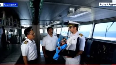 مرشد بقناة السويس يُهدي ربان 