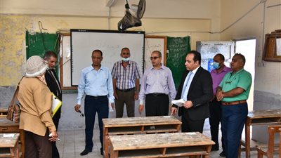 محافظ بورسعيد يناقش الخطوات التنفيذية لتحويل أحد المدارس التجارية إلى مدرسة (صور)