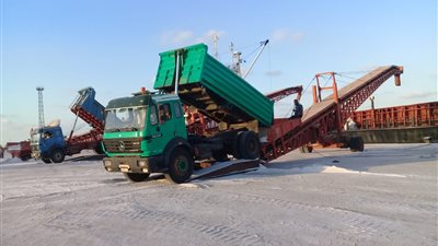 تصدير 4700 طن ملح إلى كرواتيا عبر ميناء العريش (صور)