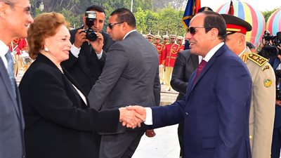 منحها وسام الكمال وأطلق اسمها على محور الفردوس.. كيف كرم السيسي جيهان السادات؟