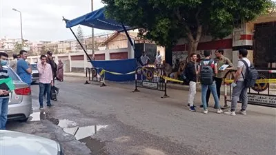 توافد طلاب الثانوية العامة علي لجان مدارس البحيرة (صور)