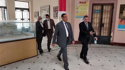 محافظ البحيرة ينفقد لجان الثانوية العامة ويشدد على تطبيق الاجراءات الاحترازية بين الطلاب (صور)