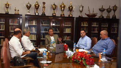 الخطيب يعقد اجتماعًا مع مسئولي شركة الأهلي للمنشآت الرياضية