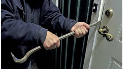 بأسلوب كسر الباب.. تجديد حبس المتهم بسرقة المساكن بالمطرية 