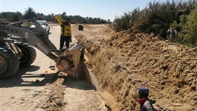الري: استمرار أعمال الرفع المساحي لبعض النقاط على المصارف الزراعية الرئيسية بسيوة 