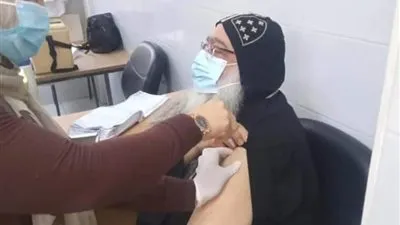 الأنبا تكلا يتلقى الجرعة الثانية من اللقاح المضاد لكوفيد 19