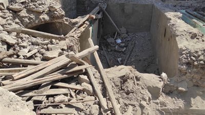 هدم عقار يمثل خطورة على المواطنين بحي باب الشعرية