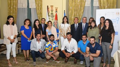 محافظ الإسكندرية يهدي وزيرة الهجرة مفتاح المحافظة تقديرا لجهودها