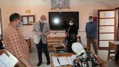 محافظ بني سويف يراجع الالتزام بإجراءات «كورونا» بلجان الثانوية العامة