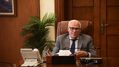 محافظ بورسعيد يتابع مشروعات تطوير الطرق بحى الضواحى