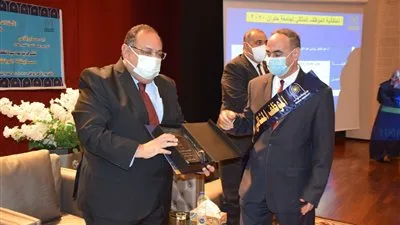 جامعة حلوان تكرم الفائزين بجائزة الموظف المثالي