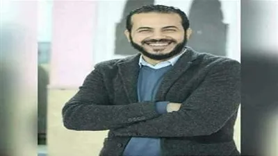 شاهد| مدرس ينزل ببالون من السماء.. والدروس في قاعات أفراح.. ومفاجأة مدوية