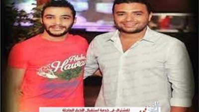 الحزن يسيطر على رامي صبري في عزاء شقيقه