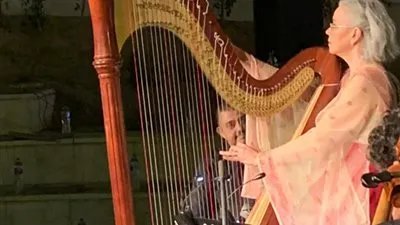 عازفة الهارب القديم تبهر زوار متحف الحضارة