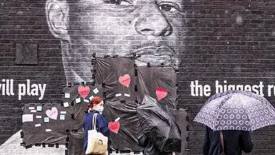 الجماهير الإنجليزية تدعم راشفورد بجانب جدارية له