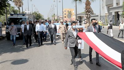 محافظ بني سويف يتقدم مسيرة من 120 شابًا وفتاة احتفالًا بذكرى ثورة 30 يونيو (صور)