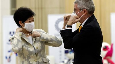 حاكمة طوكيو تجتمع مع رئيس اللجنة الأولمبية الدولية وسط ارتفاع إصابات كورونا