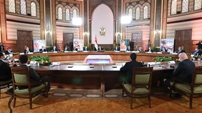 عاجل.. السيسي يجتمع برئيس الوزراء وعباس كامل وبعض رجال الأعمال (صور)