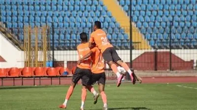 فاركو يُبقي على 21 لاعبا بعد الصعود للدوري الممتاز