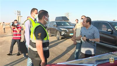 السيسي موجهًا الشكر للعاملين بتطوير شبكة طرق الساحل الشمالي: 
