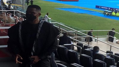 نجم برشلونة السابق يتابع مباراة الأهلي وكايزر تشيفز