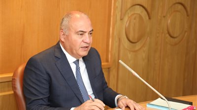 بعد رفض والدها الاعتراف بها.. مكتب حماية الطفل ينجح في استخراج شهادة ميلاد إثبات نسب لطفلة بقنا