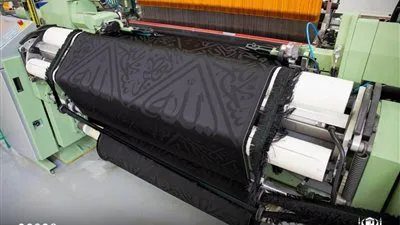 عاجل.. وصول الكسوة الجديدة للكعبة المشرفة (صور)