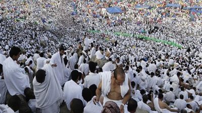 حجاج بيت الله الحرام يقفون بعرفة لأداء ركن الحج الأعظم