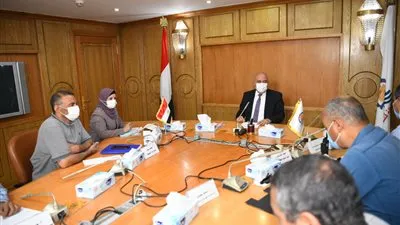 محافظ قنا: 82 مليون جنيه لرصف الطرق الداخلية بالمحافظة 