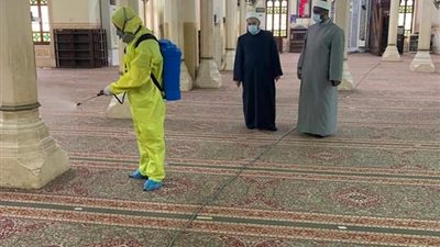 تعقيم وتطهير المساجد بالقاهرة قبل صلاة عيد الأضحى (صور)