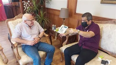 محافظ بورسعيد يستقبل والد الشهيد الحمامي ويقدم له التهنئة 