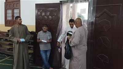 توزيع الكمامات على المصلين في المسجد لتطبيق الإجراءات الاحترازية بقنا