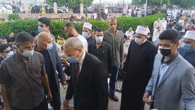 محافظ القليوبية يؤدي صلاة عيد الأضحى بمسجد ناصر ببنها (صور)