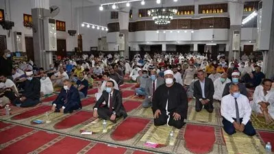 قيادات الإسماعيلية يؤدون صلاة عيد الأضحى المبارك بمسجد مجمع الشهداء (صور)