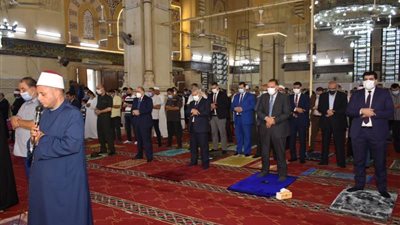 محافظ الشرقية يؤدي صلاة عيد الأضحى بمسجد الفتح بمدينة الزقازيق