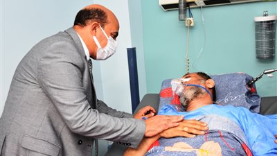 محافظ أسوان يؤدي صلاة عيد الأضحى المبارك ويطمئن على رائد المنهج الإدريسي (صور)