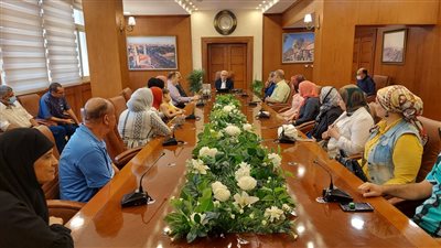 محافظ بورسعيد يلتقي بالعاملين بالديوان العام للتهنئة بعيد الأضحى