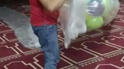  قبطي يشارك المسلمين فرحتهم بعيد الأضحى بالفيوم على طريقته الخاصة 