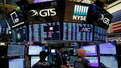 الأسهم الأمريكية تتجاهل تراجعات الأمس و تفتتح  تعاملاتها على مكاسب قوية