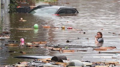 فيضانات تُطيح ببلدان وسدود حول العالم تنهار.. هل الدور قادم على سد النهضة؟